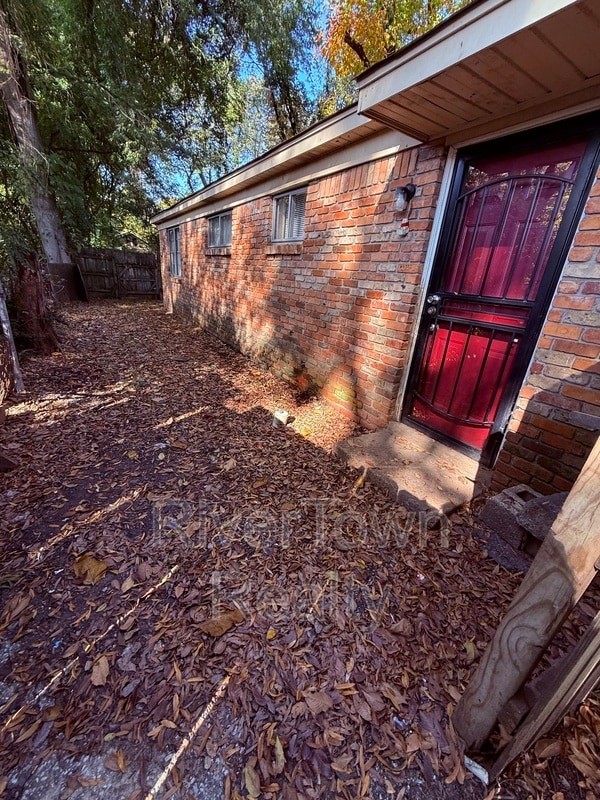 Building Photo - 677 N Holmes St