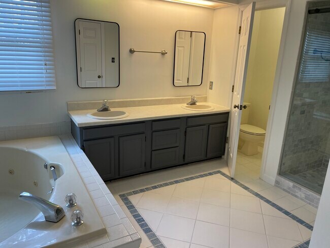 Master Bathroom - 4015 Heather Ct