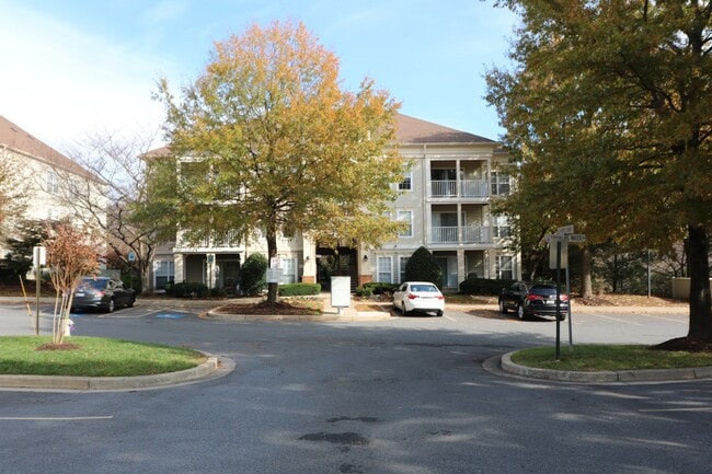 Building Photo - Spacious 2BD/2BA Condo with Balcony in Fou...