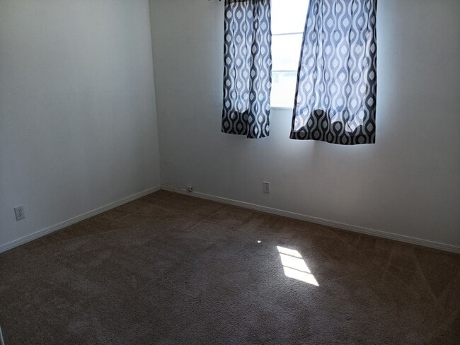 Building Photo - 3 Bedroom, 2-Bathroom in the NE Heights, C...