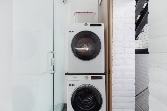 Building Photo - Mid-century modern home in Arcadia with pr...