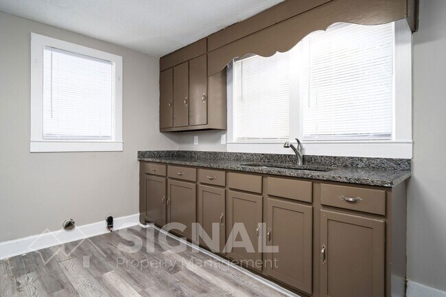 Building Photo - 759 Hopkins Dr