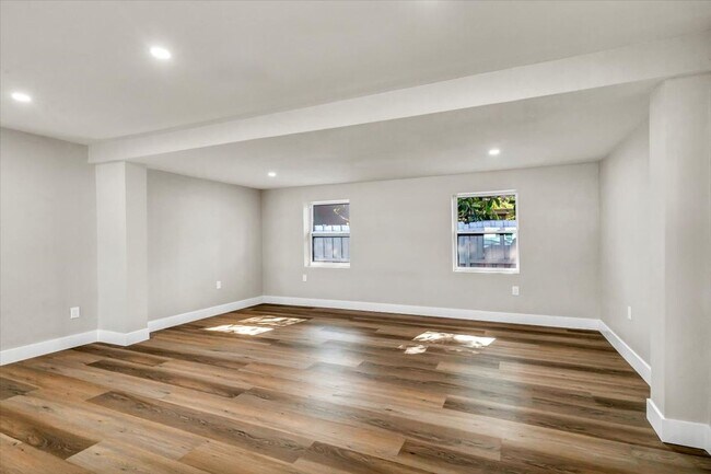 Building Photo - 525 Lamara Way NE