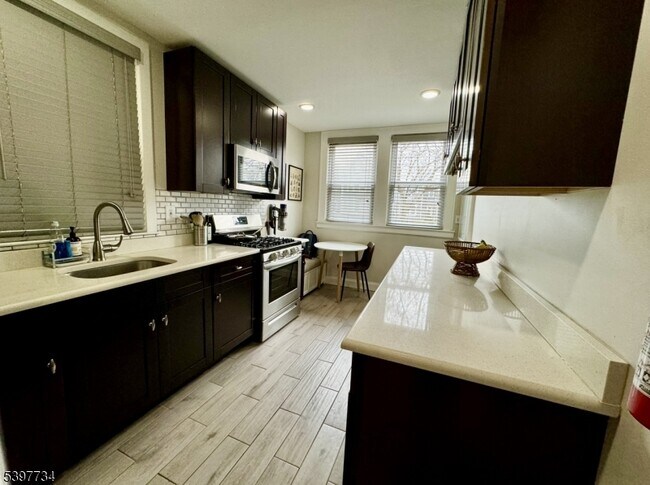 Building Photo - 10 Willowdale Ave