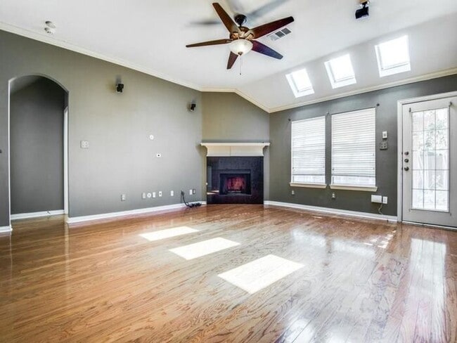 Building Photo - Gorgeous 1.5 story home with media equipment