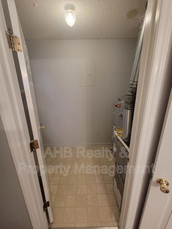 Building Photo - 309 Somers Ave