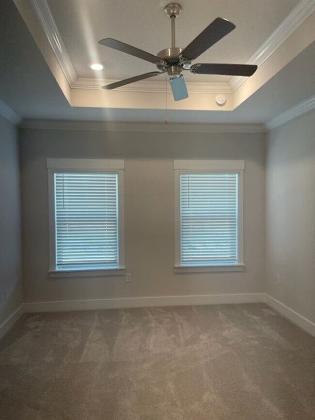 Building Photo - 4 Bedroom/2 Bathroom Minutes from Local Beach!