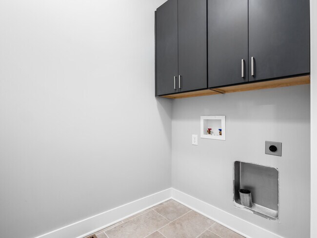 Building Photo - 928 Pullman Plz