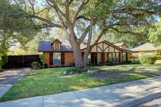 Building Photo - Available August 1st | 4 Bedroom Home with...