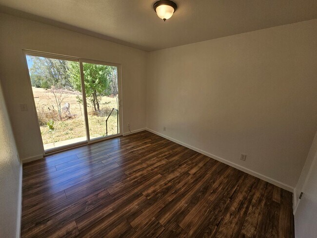 Building Photo - 2 Bedroom 1 Bath Apartment for Rent in Cor...