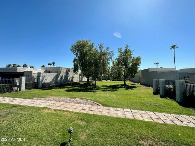 Building Photo - 821 E Orange Dr