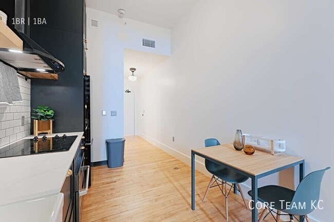 Building Photo - 310 E 39th-