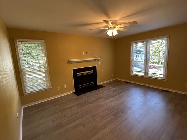 Building Photo - For Rent: Charming 4-Bedroom Colonial in C...