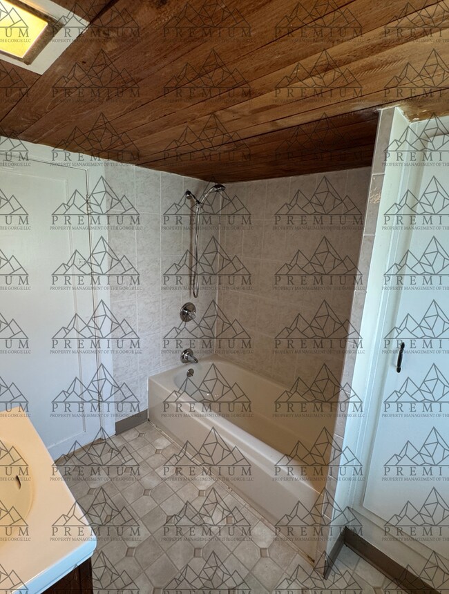 Building Photo - Large 4 Bedroom 2 Bath