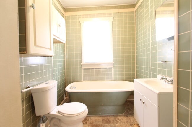 Building Photo - New On The Market! Fresh New Updates!! Bet...
