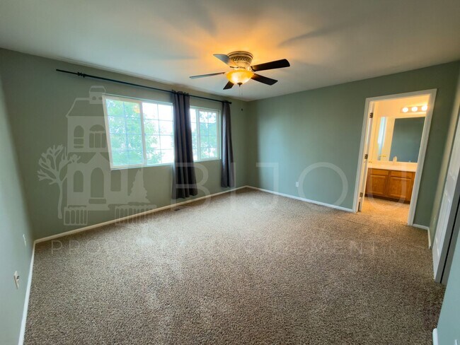 Building Photo - 3739 Range Dr