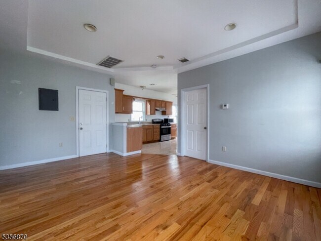 Building Photo - 560 Forest St