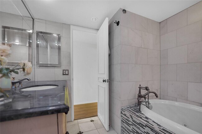 Building Photo - 2737 S Oakland Forest Dr