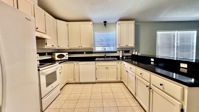 Building Photo - 4417 Siesta Ct