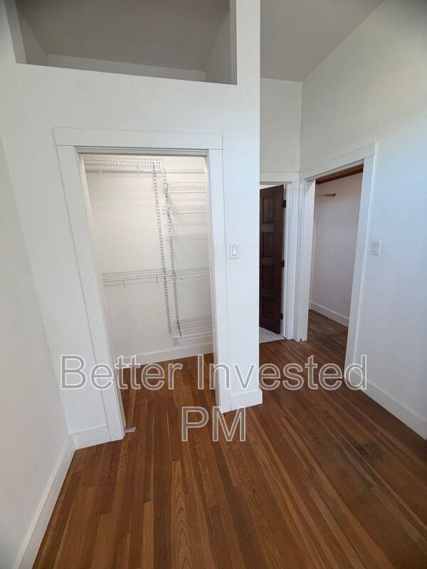 Building Photo - 559 N Oak St