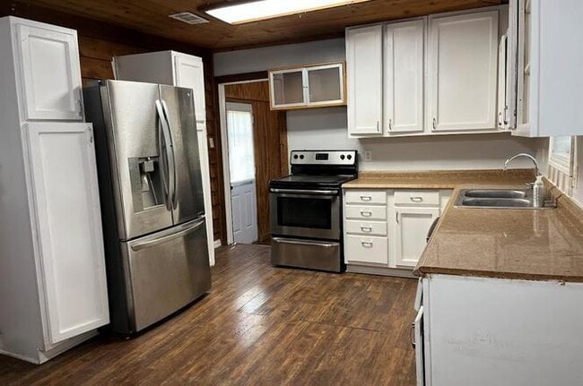 Building Photo - 207 Masters Ave