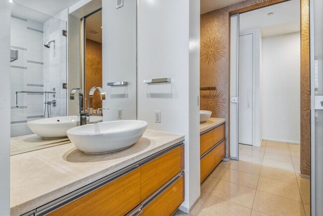 Building Photo - Veer Towers 602W-Strip and CityCenter Views form this Stunning 2Bd/2Ba Residence