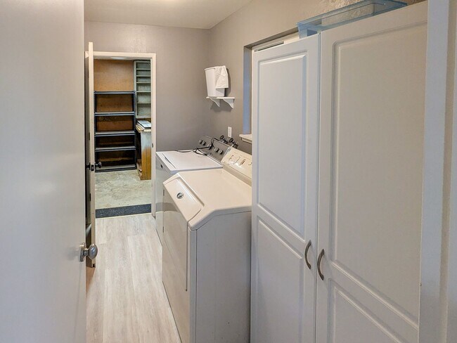 Building Photo - 3063 Winslow Way NW