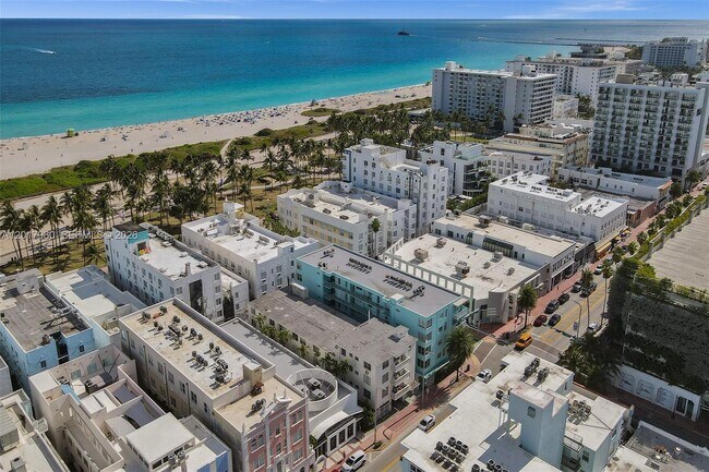 Building Photo - 713 Collins Ave