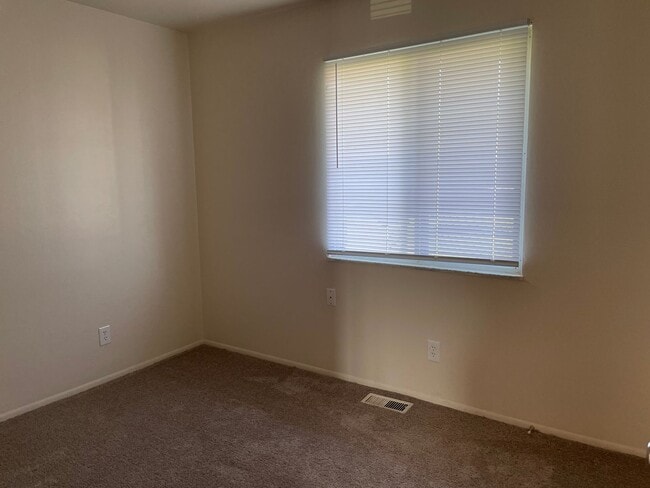 Building Photo - 1261 Uhlwood Dr