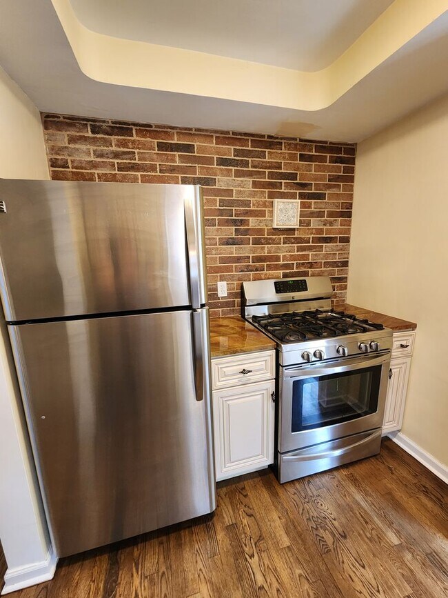 Building Photo - Beautiful 3 Bedroom Home For Rent