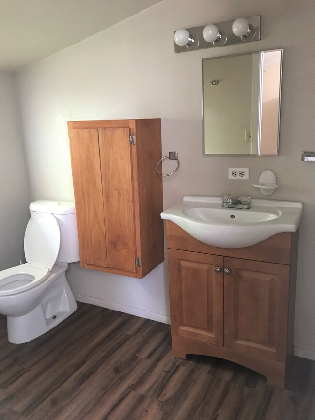 Roomy bath with storage cabinet - 338 La Manda Blvd