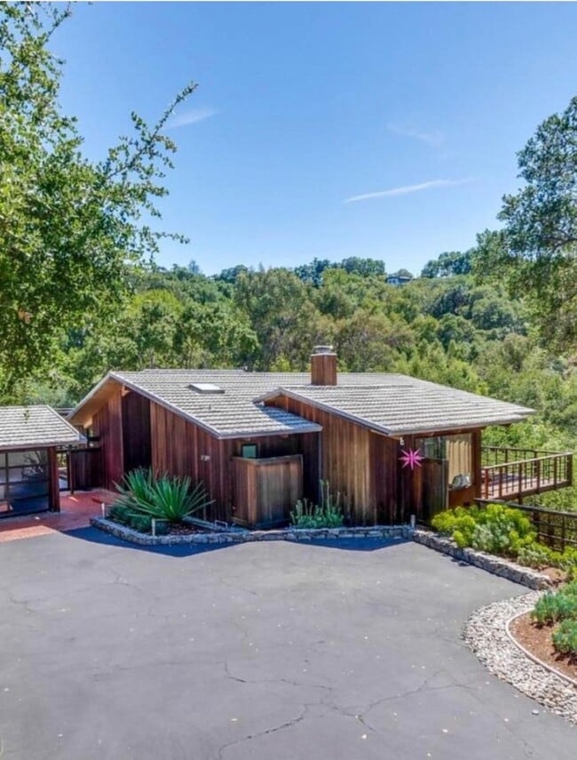 Building Photo - 17089 Crescent Dr