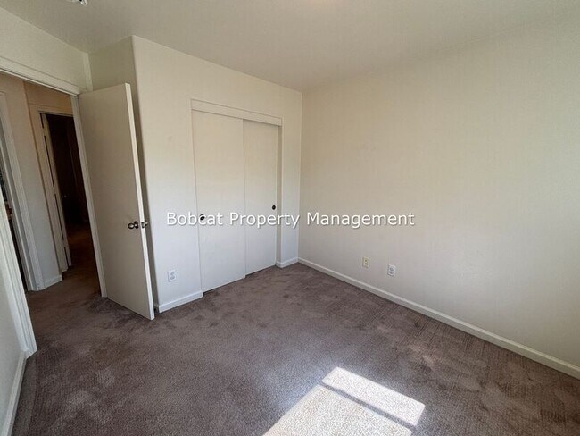 Building Photo - 217 Meadowood Ct