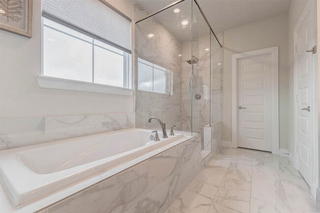 Building Photo - 2802 Grand Fountains Dr