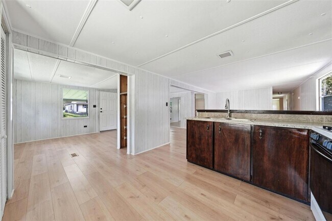 Building Photo - 1096 Navajo Dr