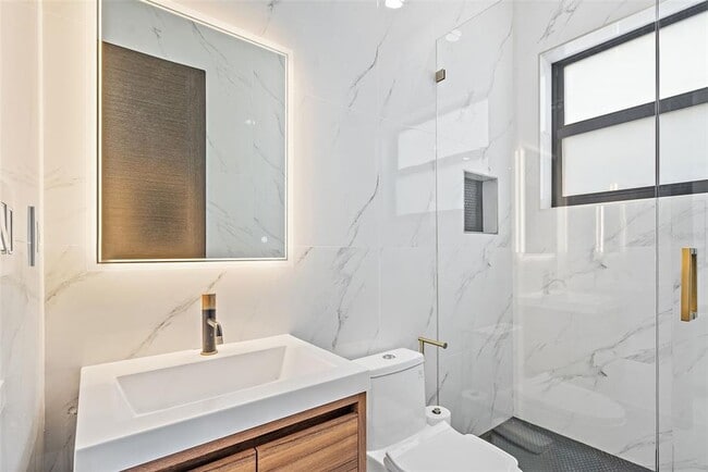 Building Photo - 585 Dolphin Ave SE