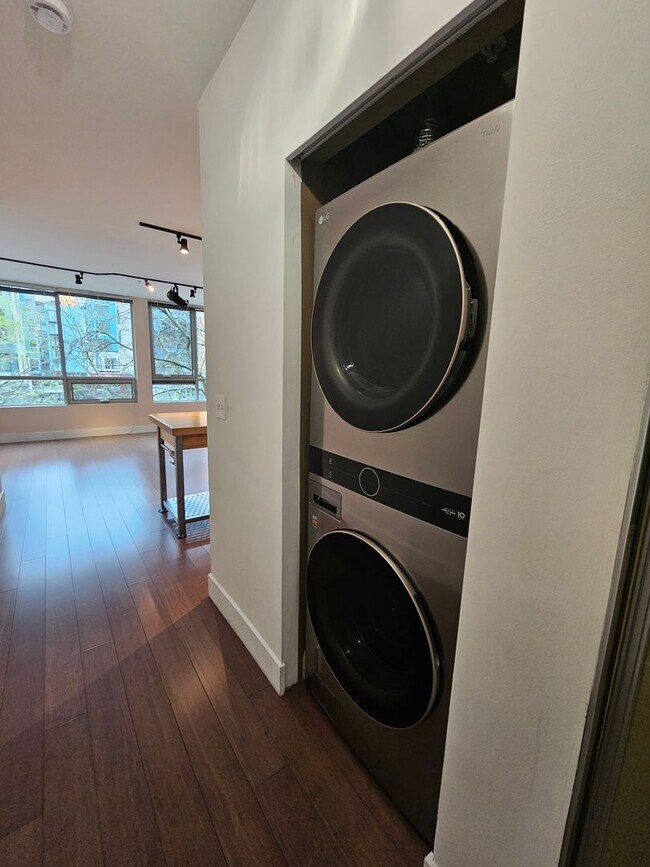 Building Photo - Bright Capitol Hill 1BR at BRIX | Parking Included |
