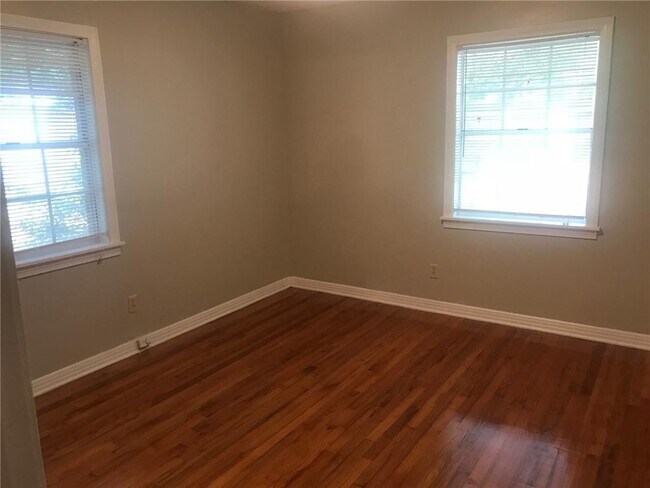 Building Photo - 1506 Flowers Dr