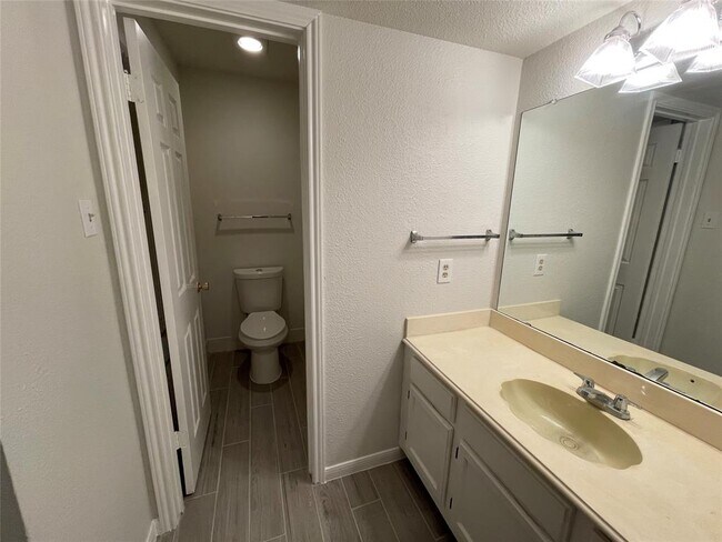 Building Photo - 14600 Fonmeadow Dr