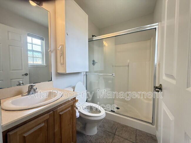 Building Photo - 324 Lena St