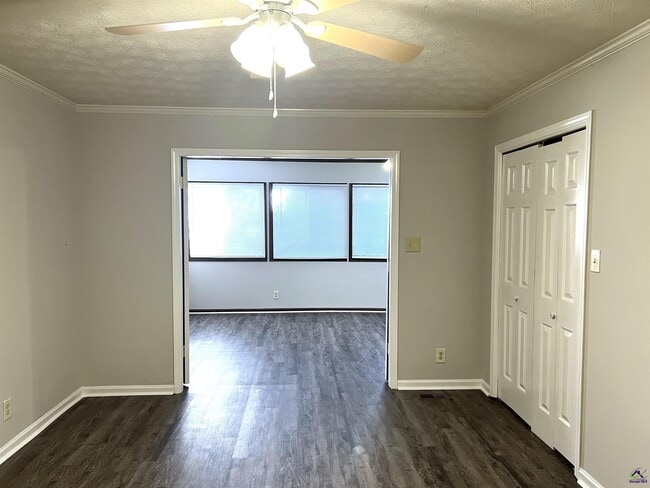 Building Photo - 122 N Springs Ct