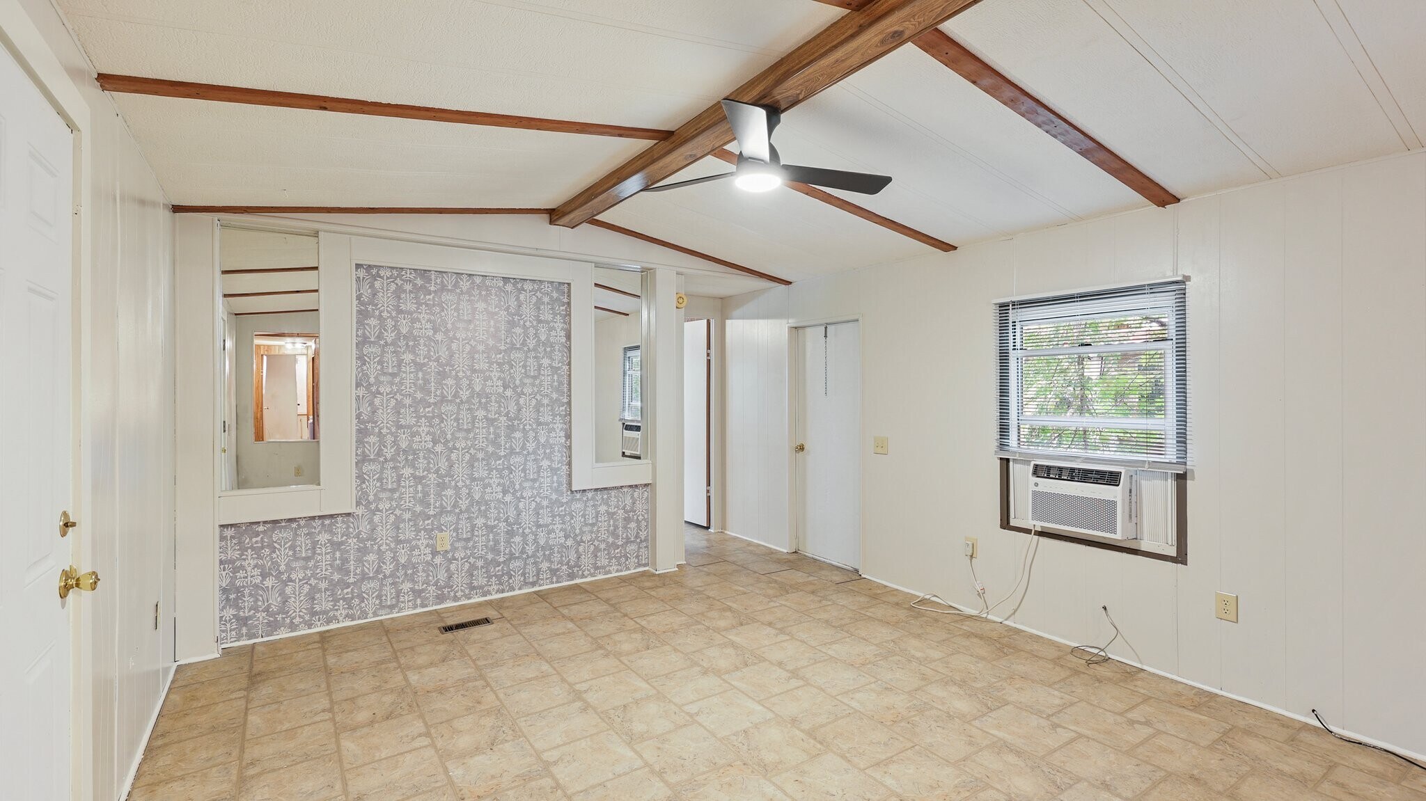 Building Photo - 215 Spanish Oak Dr