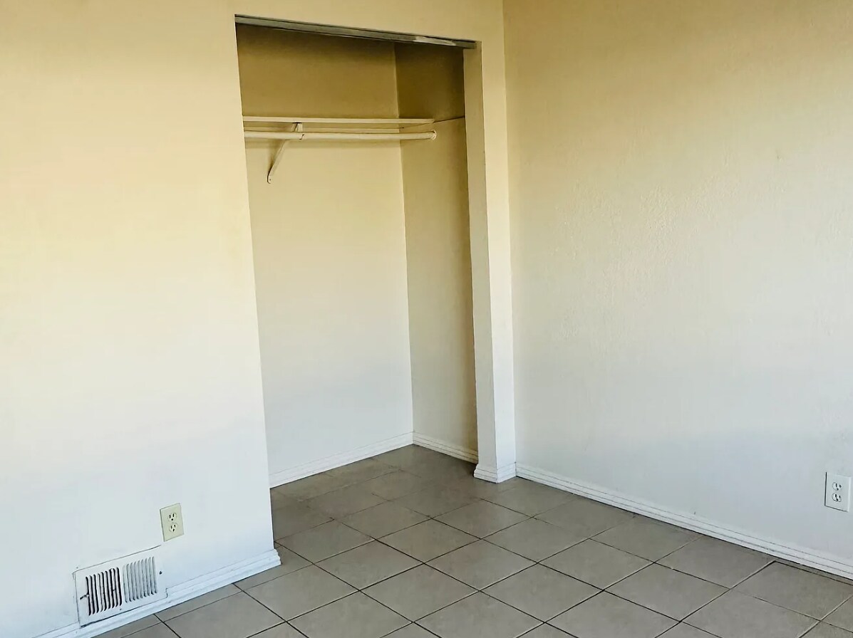 Building Photo - 4425 La Cresta Way