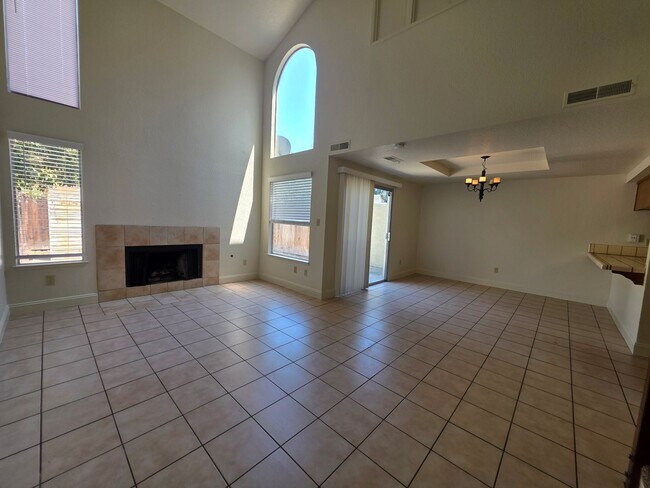 Building Photo - 3 bedroom condo w/2 car garage!