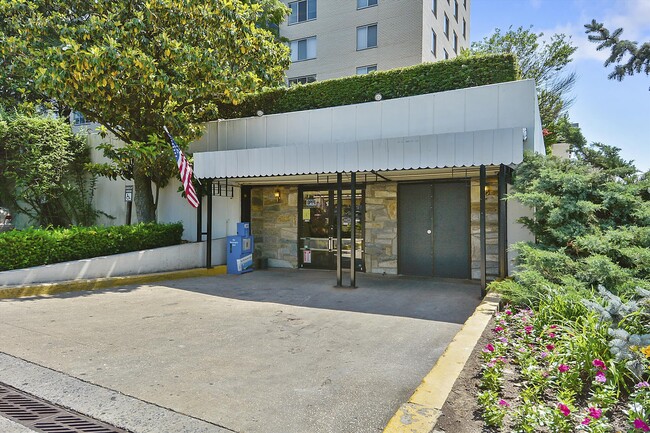 Building Photo - 10201 Grosvenor Pl