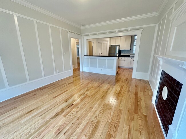 Building Photo - Fully Remodeled, Quiet 2bd/1bth w/Laundry ...