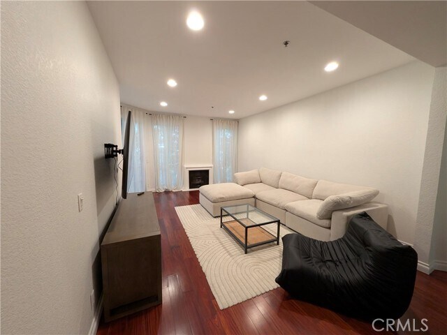 Building Photo - 585 N Rossmore Ave