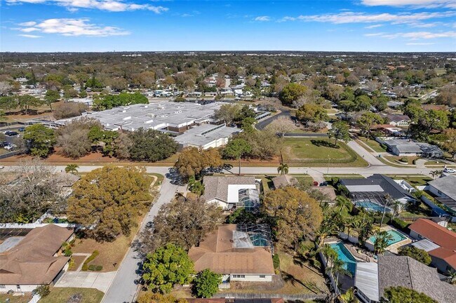 Building Photo - 8789 Maplewood Rd