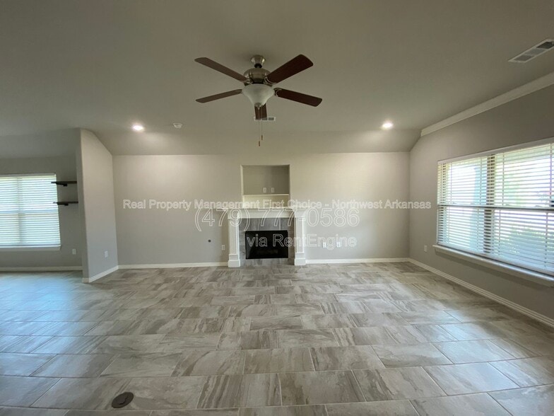Building Photo - 109 S Geranium Ln