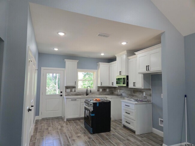 Building Photo - 8129 Cr 485